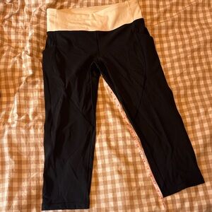 Lululemon women’s cropped yoga pants size 6